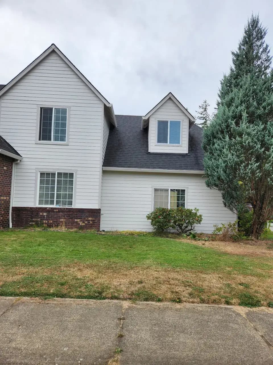 Painting exterior white house dormer — Interior & exterior house painting — recent projects, HANDY TEAM PRO